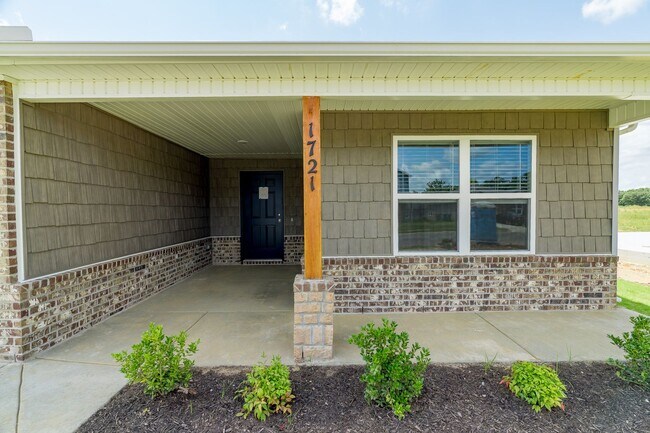 Building Photo - Large 4 Bedroom Home in great location!