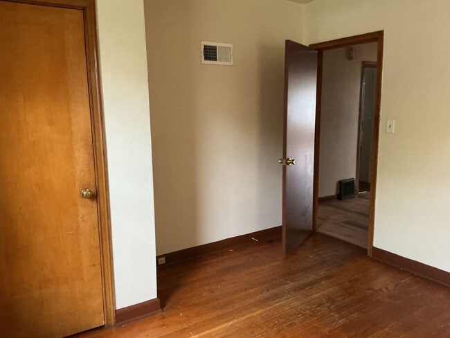 Foto del edificio - 2 bedroom single family home with off stre...