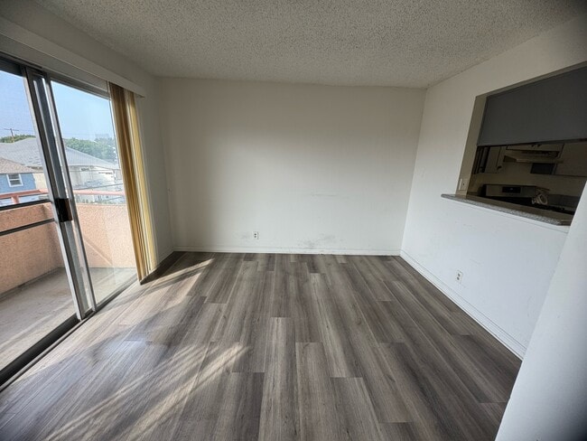 Building Photo - 1325 Hoover S St