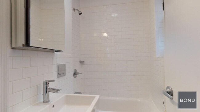 Foto del edificio - 441 W 51st St
