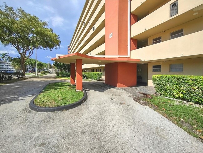 Foto del edificio - 1770 NE 191st St