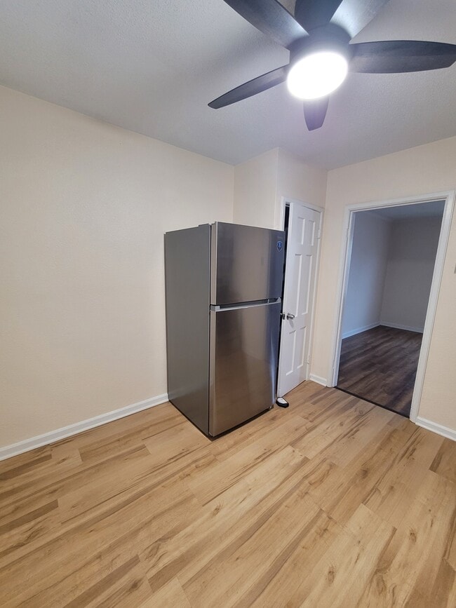 Eat-in kitchen - 6319 W Center St