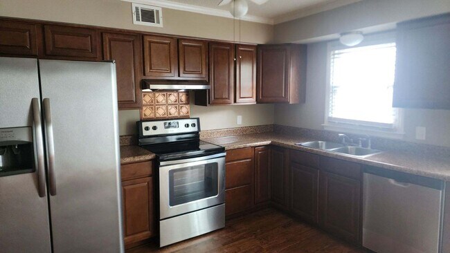 kitchen - 136 Oakmont Dr