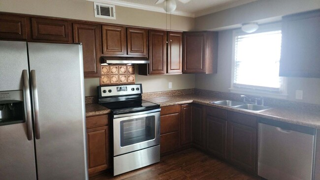 kitchen - 136 Oakmont Dr