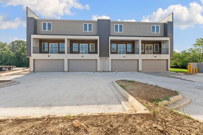 Foto del edificio - Now Leasing 2026-2027 School Year!