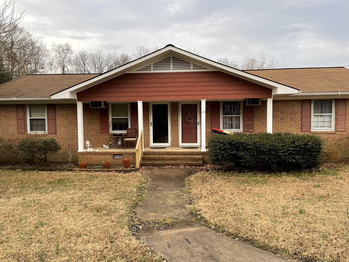Primary Photo - 123 N Oak St