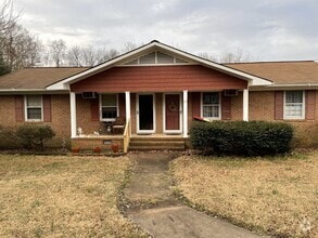 Building Photo - 123 N Oak St