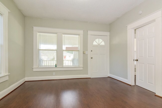 Building Photo - Now Leasing Charming 4BR 2BA Tampa Bungalow!