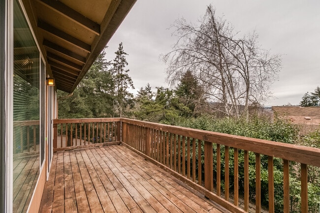 Building Photo - 3-Bedroom, 2-Bath Duplex - Amazing Views o...