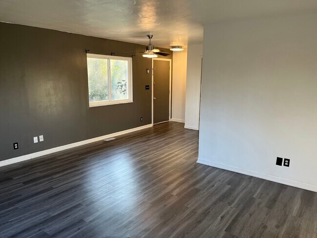 Building Photo - 912-914 La Tourrette Ct