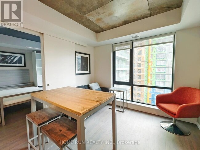 Photo du bâtiment - 105 Champagne Ave S