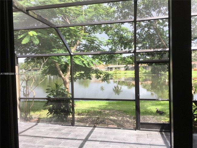 Foto del edificio - 10951 N Lakeview Dr