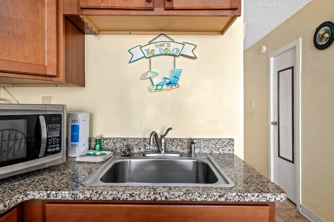 Building Photo - 8817 S Thomas Dr