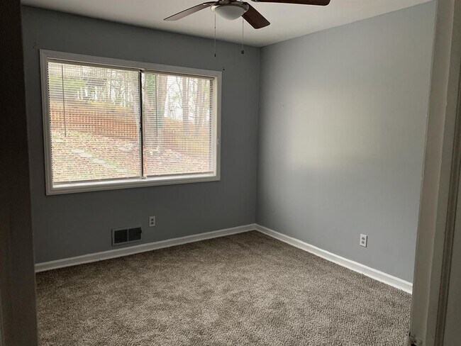 Building Photo - 2208 Colonial Circle