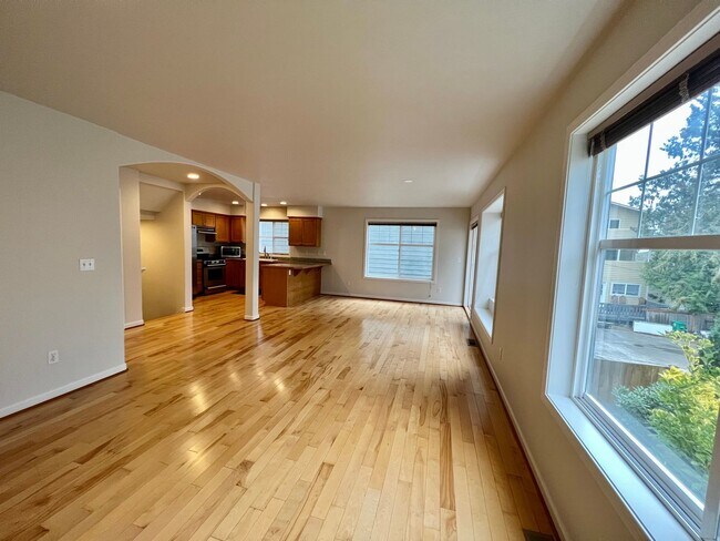 Building Photo - Capitol Hill/Madison Valley Townhouse