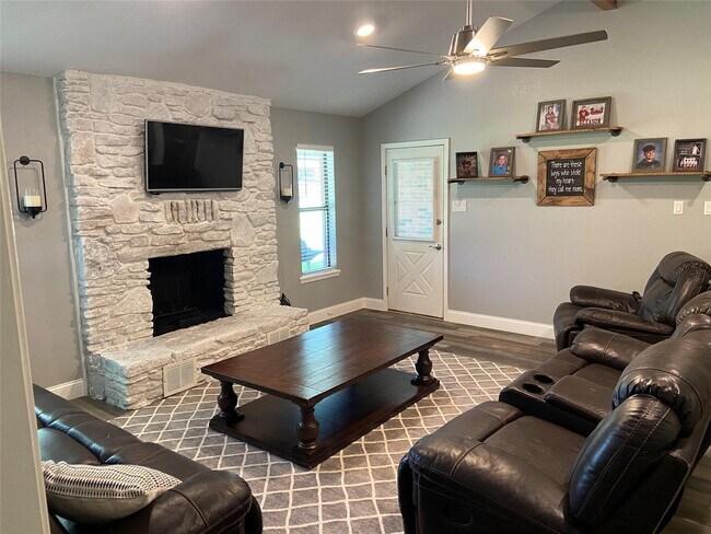 Foto del edificio - 310 Rosebud Dr