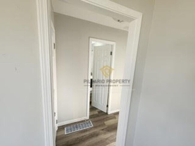 Foto del edificio - Renovated 2 Bedroom / 1 Bathroom Available...