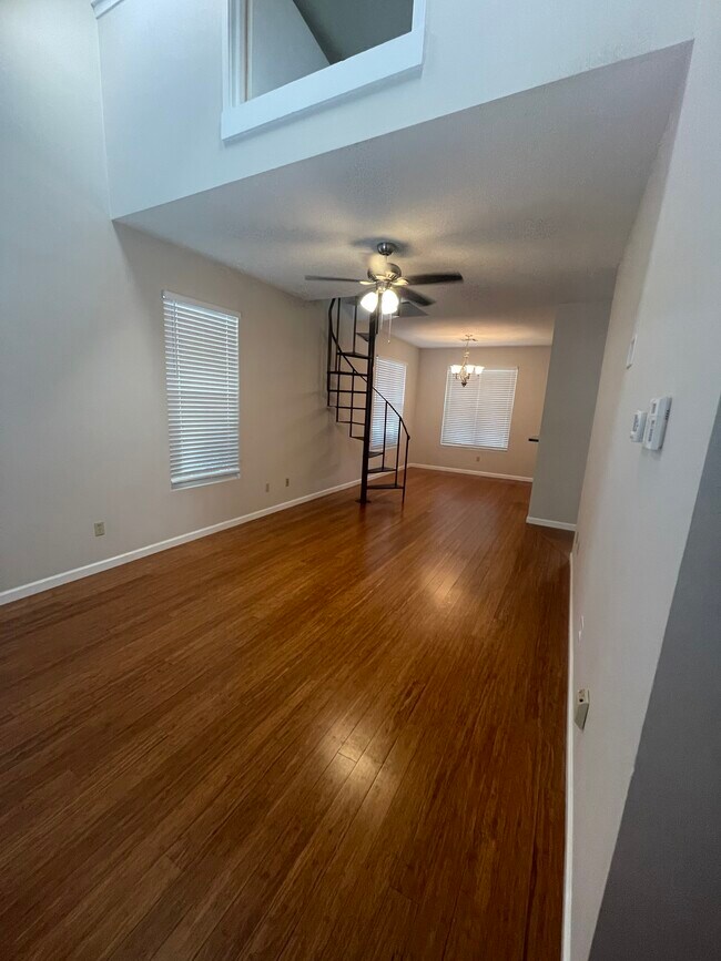 Foto del edificio - 6 Hollycrest Blvd