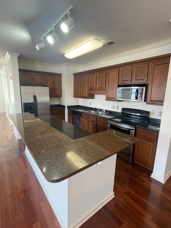 Building Photo - 2BD/2BA Condo located Downtown!