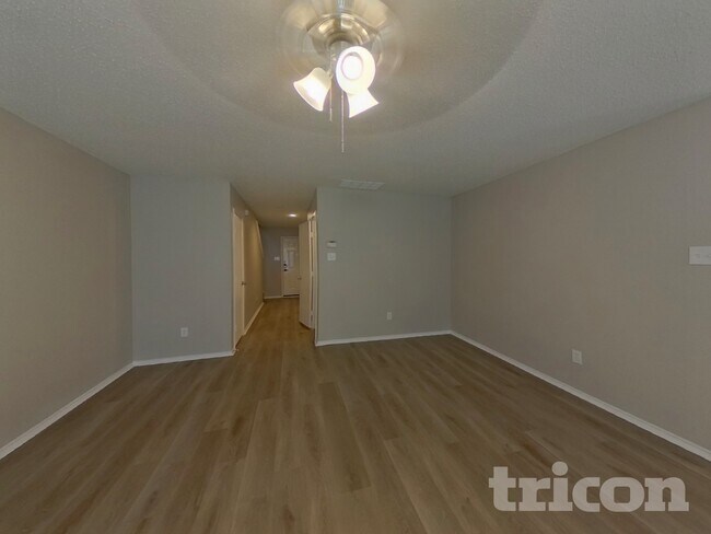 Foto del edificio - 4937 Waterford Dr