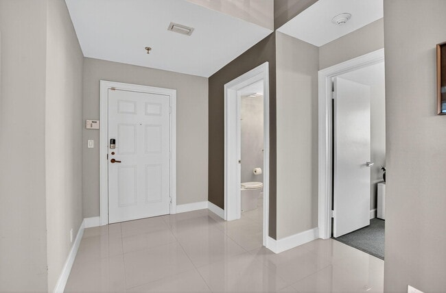 Foto del edificio - 7578 Regency Lake Dr