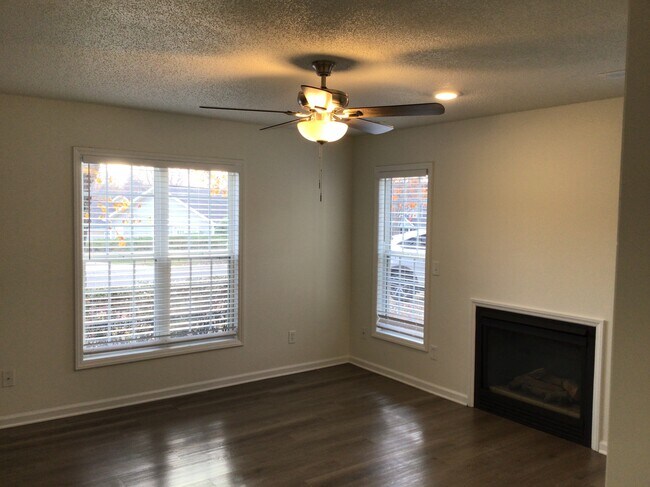 Foto del edificio - 141 Cameron Way Cir