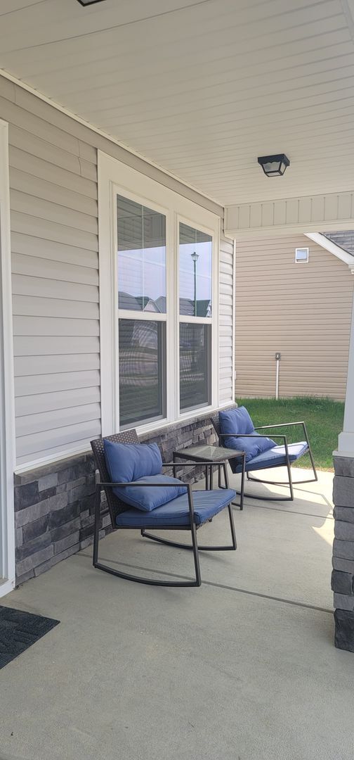 Building Photo - Like New- Immaculate 2-Story Home w/ 4 Bedroom 2.5 Bath! Large Lot- Fully Fenced Backyard.