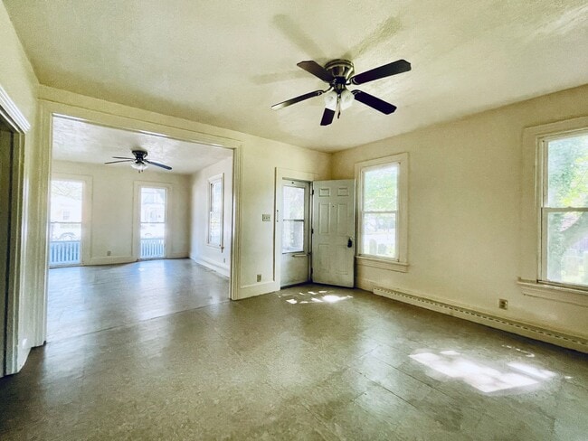 Building Photo - Spacious 3 Bedroom home FOR RENT in Bridge...