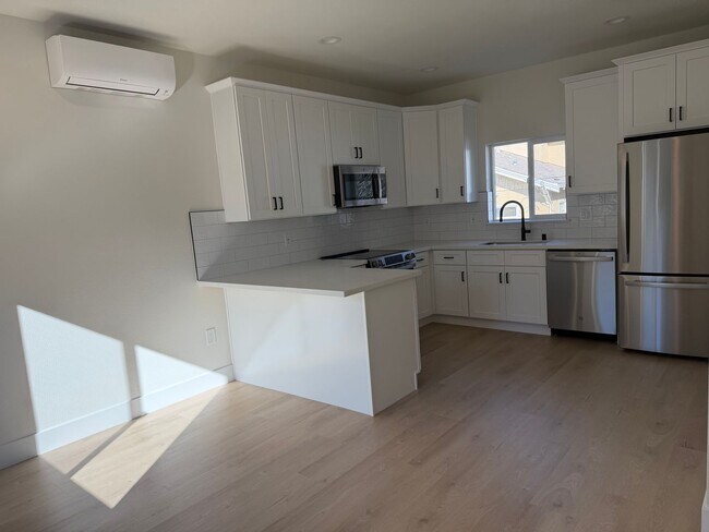 Foto del edificio - New 600 Sqft. 2 Bedroom 1 Bath Condo in Downtown Sacramento