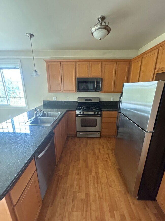 Foto del edificio - 2B, 2BA upstairs condo in SW Renton with g...
