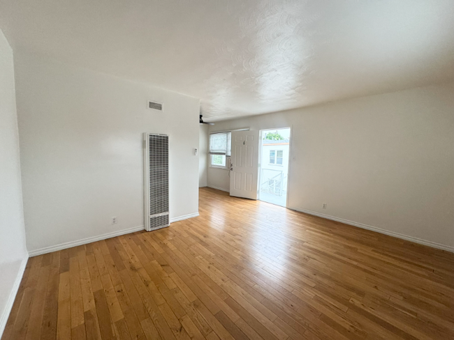 Building Photo - 1093 S Orange Dr
