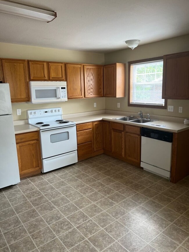 Building Photo - 2626 E Oakbrook Dr