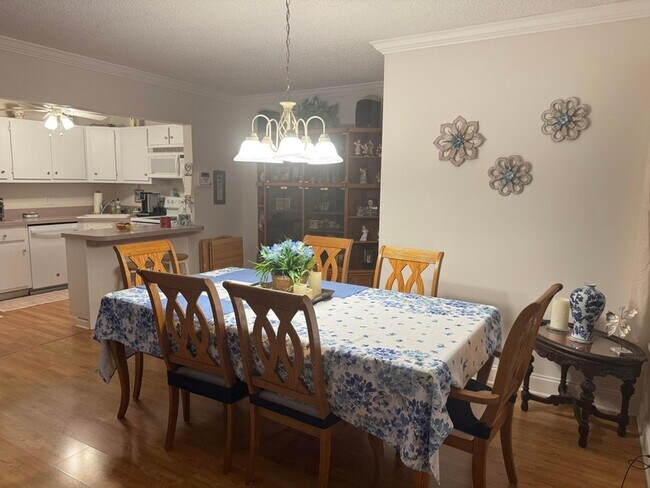 Foto del edificio - 417 Pine Glen Ln