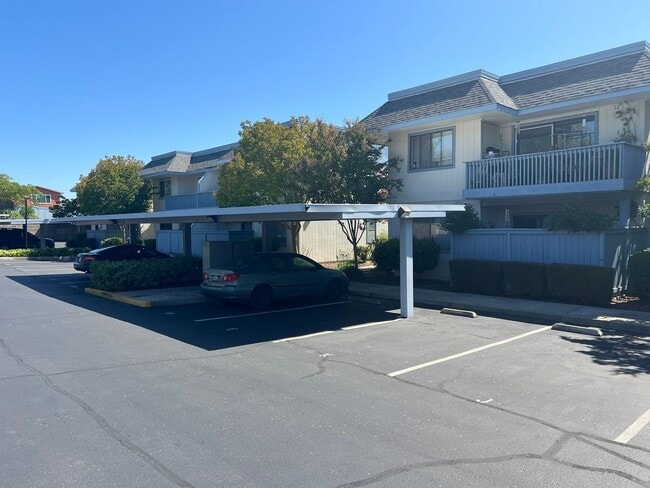 Building Photo - 2 bedroom 2 bath condo Pacheco