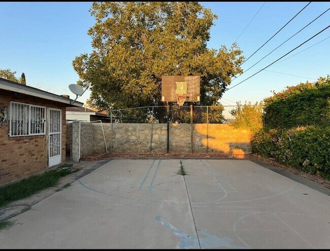 Foto del edificio - 8208 Dempsey Ave