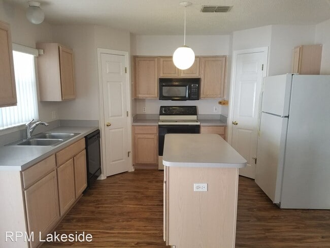 Building Photo - 4 br, 2.5 bath House - 16053 Wilkinson Dr