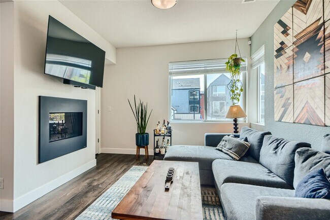 Building Photo - Stylish 2-Bed, 2-Bath Townhome in Westline...