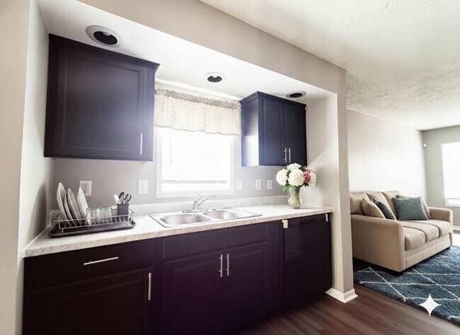 Foto del edificio - For Rent: Spacious 4-Bedroom, 2-Bathroom Home — Available Now!