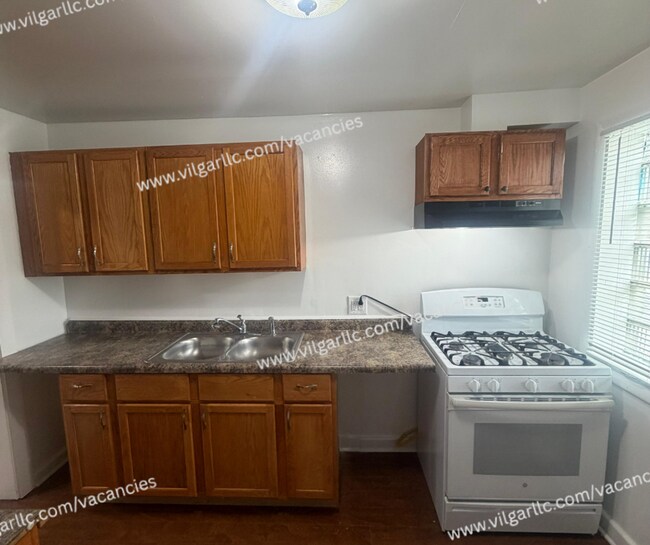 Foto del edificio - 4-bedrooms, 1-Bath - 2-floor Duplex Home