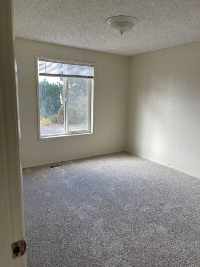 Building Photo - 210 SW Royal Ct