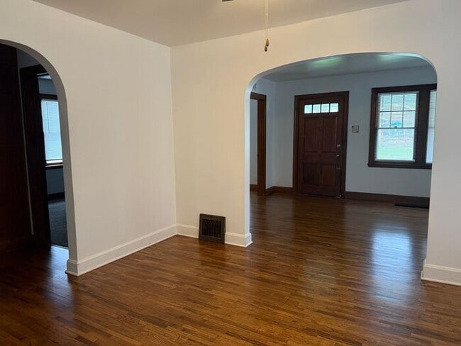 Building Photo - Cute Home on the Southside