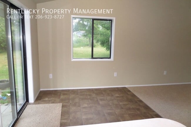 Building Photo - Great 3 Bedroom Duplex with Attached Garag...