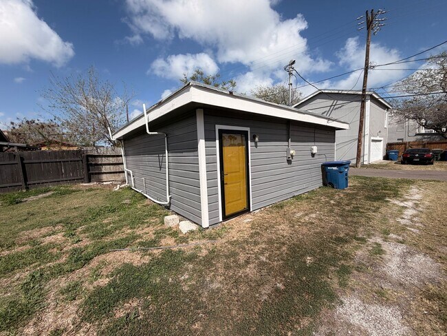 Foto del edificio - This studio apartment is conveniently located one block from Spohn Shoreline,