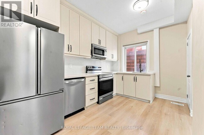 Building Photo - 13 Balsam St