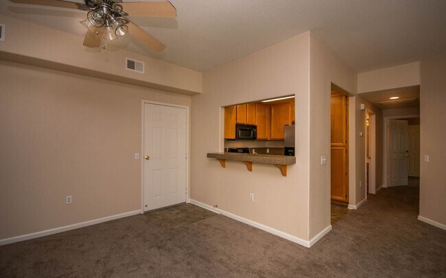 Building Photo - 2 Bedroom, 2 Bath Condo in Avalon Oceanside!