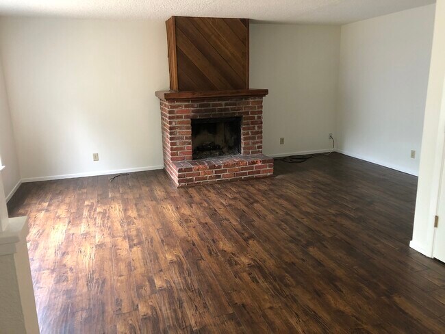 Foto del edificio - 4290 Meadowbrook Court Northeast, Unit 4294