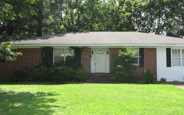 Foto principal - 4 Bedroom, 2 Bath Home!