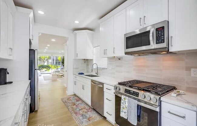 Foto del edificio - "Chic 1-Bedroom Retreat with Movie Room & ...