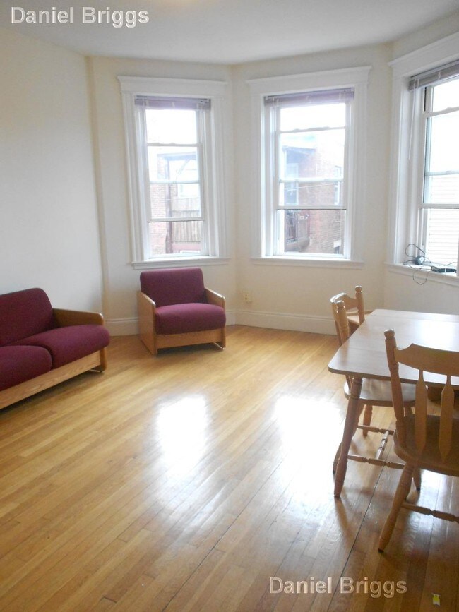 Building Photo - Fantastic September 1st Brookline Line GEM!