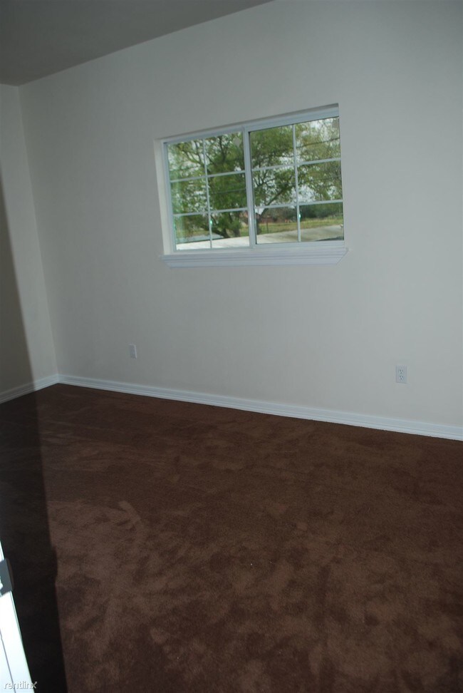 Building Photo - 2 br, 1.5 bath Townhome - 115 Adelita St
